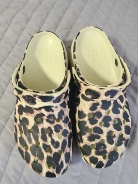 Crocs Classic Clog in Leopard Print